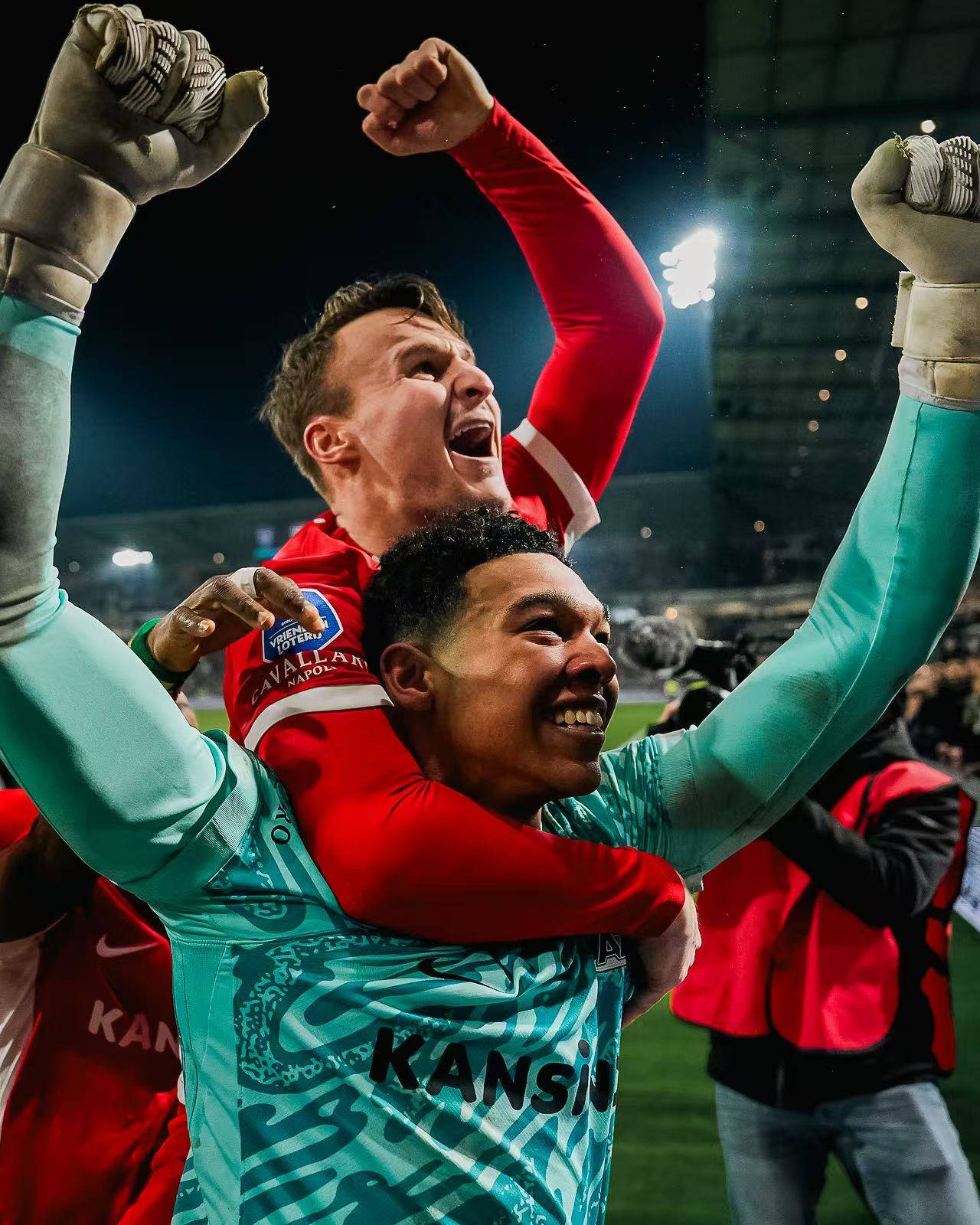 关于阿贾克斯击败阿尔克马尔，荷甲竞争持续升温的信息